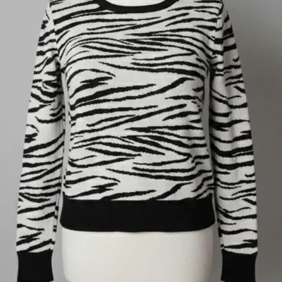 Pull motif zèbre noir et blanc 